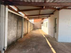 Garagem se extende até ao fundo do imovel