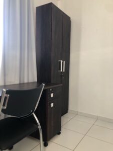Mesa e armarios
