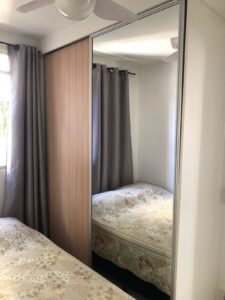 Quarto com cama e armario planejado
